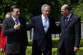 Predsednik Evropske komisije José  Manuel  Barroso, predsednik ZDA George W. Bush in predsednik Vlade RS in predsednik Evropskega sveta Janez Janša na terasi gradu Brdo