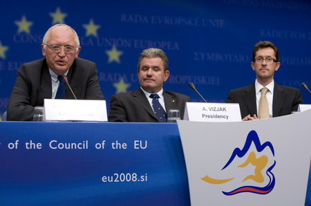 Gunter Verheugen, Vice-President of the European Commiussion, Andrej Vizjak,Slovenian Minister for the Economy, and Gregor Virant, Slovenian Minister for Public Administration at the press conference